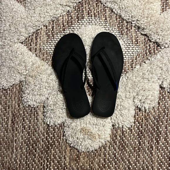 Rothy’s Black Flip Flops Size 5 - Picture 2 of 3